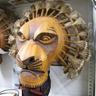 ムサファ（シンバの父）のマスクの素材はカーボングラファイト。F-1のボディと同じ素材で出来ている。（C）Disney