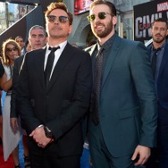 左から、ロバート・ダウニー・Jr、クリス・エヴァンス（c）2016 Marvel.