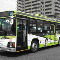 アニメ「ヤマノススメ」ラッピングバス運行開始は8月11日 　飯能市で出発式開催 画像
