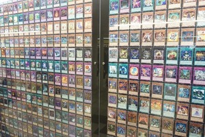 新宿駅に「遊戯王」　これまで発行された全7649カードを展示、幻の「青眼の究極竜」も 画像