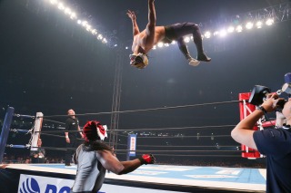 「タイガーマスクW」二匹の虎が東京ドームで激突 三森すずこがタイガーと一緒に入場 画像