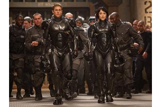 「パシフィック・リム」2013年夏公開　怪獣、ロボット登場の超大作　デル・トロ監督が日本リスペクト 画像