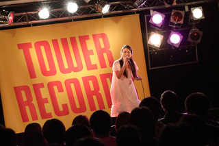 「化物語」「AB！」歌姫・Liaが