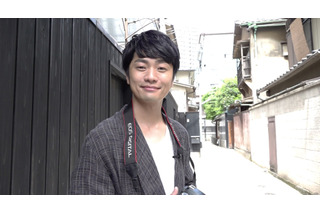 福山潤、カメラ片手に神楽坂を散策！「京都に感じた面白さと共通のものを感じる」 画像
