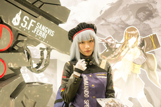 世界観に圧倒！「ドールズフロントライン」ブースにはド派手な巨大銃、美人コンパニオンさん【コミケ95】 画像