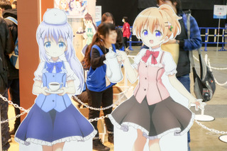 ココアやチノがいつもと違うヘアスタイルでお給仕♪「ごちうさ」ブースは描き下ろしイラスト満載【AJ2019】 画像