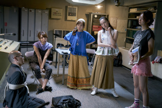 ドラマ「劇団スフィア」シェルターに閉じ込められた4人の運命とは…!?第2話場面写真 画像