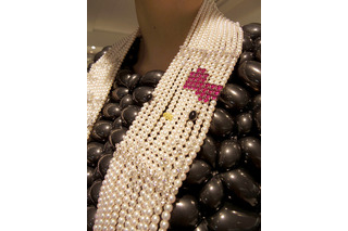 ミキモト×ハローキティのコラボ・ジュエリー、2908万円ネックレスなどをパリで披露 画像
