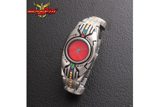 「仮面ライダークウガ」変身ベルト“アークル”が腕時計に！重厚で大人の普段使いに◎ 画像