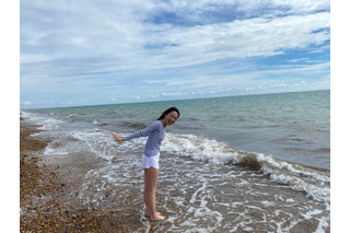 寿美菜子、イギリスの海で大はしゃぎ！ 29歳の誕生日を海外で過ごす思いも告白【寿美菜子のAnother Wonderland in the UK第6回】 画像