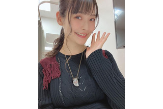 上坂すみれ、ニットセーター＆おばけネックレスの秋コーデ披露に「ウルトラ可愛い」「透明感ハンパない」 画像