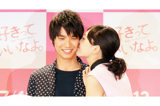 映画「好きっていいなよ。」イベントで、川口春奈が福士蒼汰のほっぺにキス！ 画像