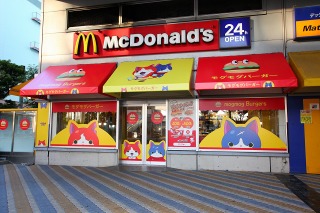 “モグモグバーガー”を再現　「マクドナルド×妖怪ウォッチ」特別装飾店舗がお台場に登場 画像