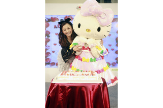 ハローキティが華原朋美を応援　お互いの40周年をお祝い 画像