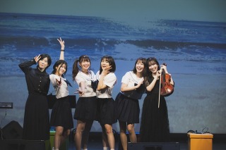 声優・長谷川玲奈、小坂井祐莉絵らが「secret base～君がくれたもの～」を披露！朗読劇「海辺の街でもう一度、あの日の彼女に会えたなら」公演レポ 画像