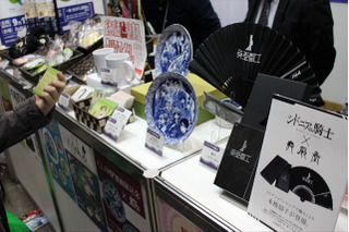 「シドニアの騎士」や「有頂天家族」とのコラボグッズが並ぶ、“雅”な京まふブース 画像