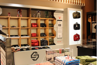 「ガンダム」伊勢丹に立つ　「STRICT-G」の商品が新宿で買える 画像
