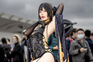 【コスプレ】黒チャイナドレスとレース網タイツから繰り出すS字カーブ！ 台湾美女の「アズレン」鎮海があまりに蠱惑的【写真7枚】 画像