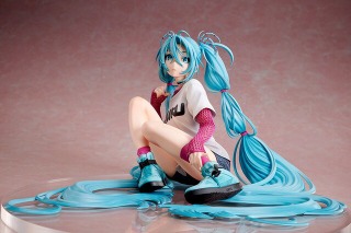 あらわになった太ももがスニーカーに映える！ 「初音ミク」×米山舞氏のコラボフィギュア 画像