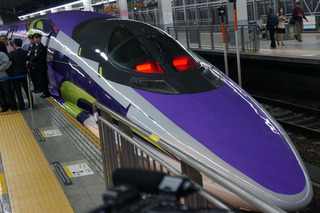エヴァ新幹線出発式　山下いくとデザインで博多駅から新大阪目指す 画像