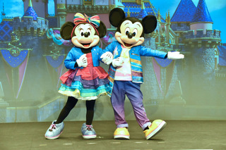 ミッキー＆ミニー、新衣装をお披露目♪ カリフォルニア ディズニーランド・リゾート開園70周年のプレス発表会に登場 画像