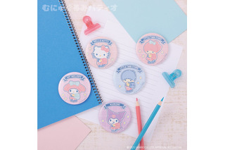 「サンリオ」シナモロールやポムポムプリンの制服＆ランドセル姿がキュート♪ クリアバッグデザイン＆カラフル制服のグッズ登場 画像