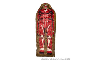 「進撃の巨人」“壁の巨人”寝袋がインパクト大！エレン＆リヴァイのダウンも♪ 「NANGA」コラボアイテムが登場 画像