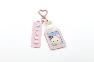 推し活にも便利◎ いしよわちゃん、センチメンタルサーカスが証明写真風シールや文字を選べるキーホルダーで登場 画像