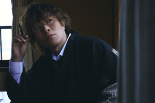 声優・谷山紀章が文豪に♪ 50歳記念写真集「KRONICLE」アクスタなど特典絵柄も公開 画像