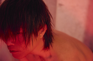 声優・谷山紀章、脱衣！魅惑のセクシーショットをちら見せ…ウサギの着ぐるみ姿も♪写真集「KRONICLE」新着カット 画像