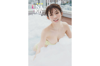 スイートルームで大人色っぽバカンス…ふたりきりで♪ コスプレイヤー・えなこが表紙＆巻頭グラビアの「週チャン」発売 画像