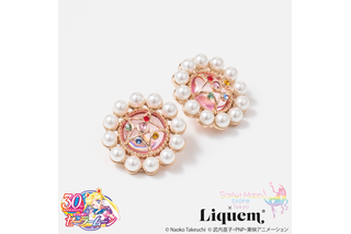 「セーラームーン」ムーンプリズムパワーメイクアップ！ 変身ブローチやセレニティドレスのコラボアクセサリー再販決定♪ 画像