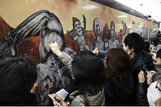 巨人が東京・大阪に再襲来！  「進撃の巨人」を描いた大迫力のスクラッチポスターが出現 画像