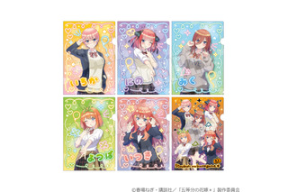 「五等分の花嫁」三玖がにゃんにゃんポーズ♪ 制服姿でプリ撮影を楽しむ五つ子がメロい！新作グッズ登場 画像