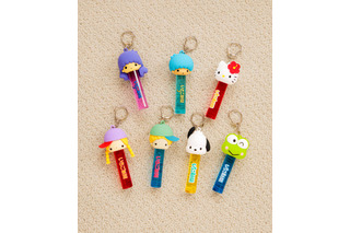 サンリオ「月刊いちご新聞」デザインのキーホルダー、親子コーデが楽しめるニットなど♪ LOWRYS FARMコラボアイテム 画像