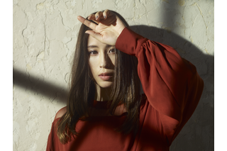 Uru　J-POP界の珠玉の名曲「エイリアンズ」のカバーで聴かせるヴォーカル力！リリックビデオを公開 画像