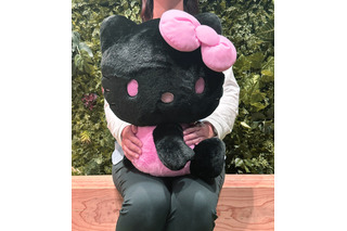 「サンリオ」ハローキティがピンク×ブラックのツートンカラーに！ 約42cmのビッグサイズぬいぐるみ登場♪ 画像