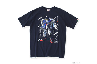 「ガンダムW」ウイングガンダムゼロ＆新機体クロークドカスタムを大胆デザイン！ 筆絵タッチの躍動感溢れるTシャツ登場 画像