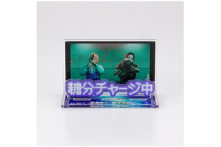 カート＆マックスが“糖分チャージ中”！「銀河特急ミルキー☆サブウェイ」劇中シーンを切り取ったメッセージ付きのアクリルスタンド登場 画像