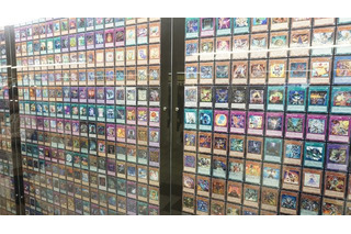 新宿駅に「遊戯王」　これまで発行された全7649カードを展示、幻の「青眼の究極竜」も 画像