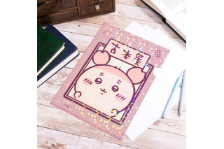 「ちいかわ」古本屋のキラッキラグッズが展開！ホログラムが輝くステッカー＆ファイルが登場♪ 画像