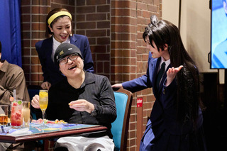 「名探偵コナン」原作者・青山剛昌がUSJにサプライズ来場！「世良ちゃんのジークンドー、かっこよかった！」進化した推理体験を満喫＆直筆イラストも残す 画像