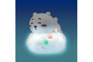 ちいかわ、ハチワレ、うさぎが雲の上ですやすや…♪ やさしく光るおやすみライトが登場！ 画像
