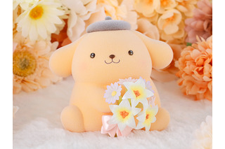 愛くるしい瞳にメロメロ♪ 「ポムポムプリン」パステルカラーverがついに発売！ ユリ&ミヤコワスレを手にちょこんと佇む姿がキュート 画像