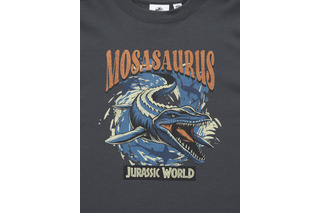 「ジュラシック・ワールド」×GUコラボ！ 世界観をヴィンテージ風グラフィックでTシャツに！ 人気のモササウルスも登場 画像