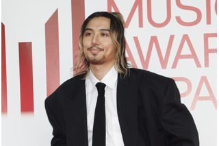 藤井風 独創性際立つ！レッドカーペット＆授賞フォト公開！ 「MUSIC AWARDS JAPAN 2026」で喜びのコメントも 画像