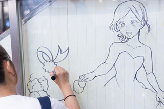 閉館する映画館の壁が一棟まるごと“週刊マンガ雑誌”に！横浜駅「相鉄ムービル」で壁面マンガの新連載が始動 画像