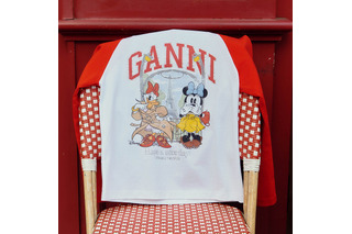 「ディズニー」×GANNIコラボ第3弾！ デイジーとミニーの大冒険を大胆にプリント♪ Tシャツやスウェット、アクセサリーがラインナップ 画像