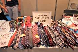 アニメ柄ネクタイの種類は40種類以上！ 「スーツのはるやま」ブース 【コミケ90】 画像