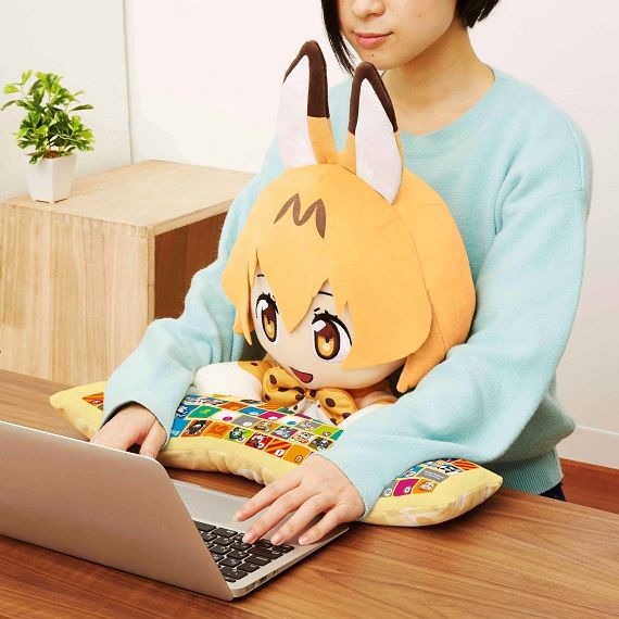 けものフレンズ」すっごーい！抱っこしながら仕事できるの!? サーバル 